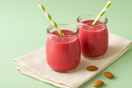 Getränk aus Vitaminen und gesunden Fetten